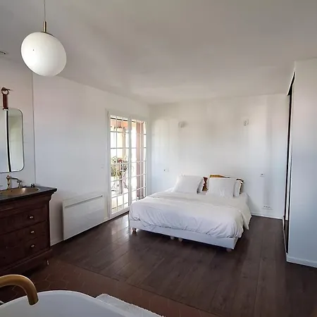 Familiale Confort Avec Piscine Spacieuse Villa