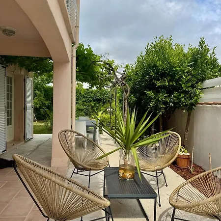 Familiale Confort Avec Piscine Spacieuse *